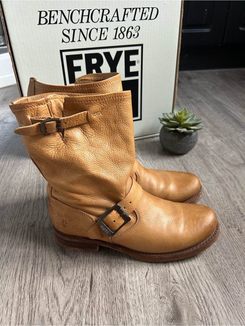 Frye Veronica Shortie Leather Engineer Boots - Size 6 Camel